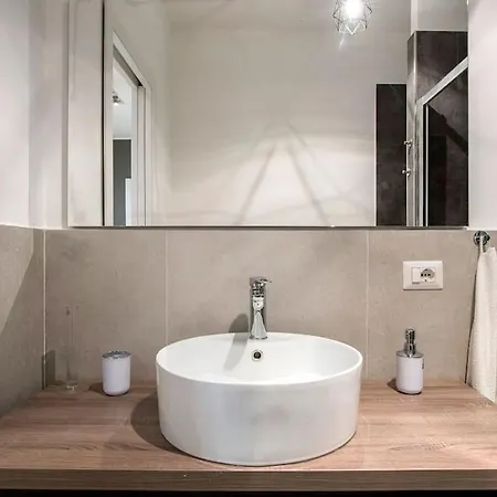 Moderno Tuscolana 2 Bdr And Living Metro A Rome